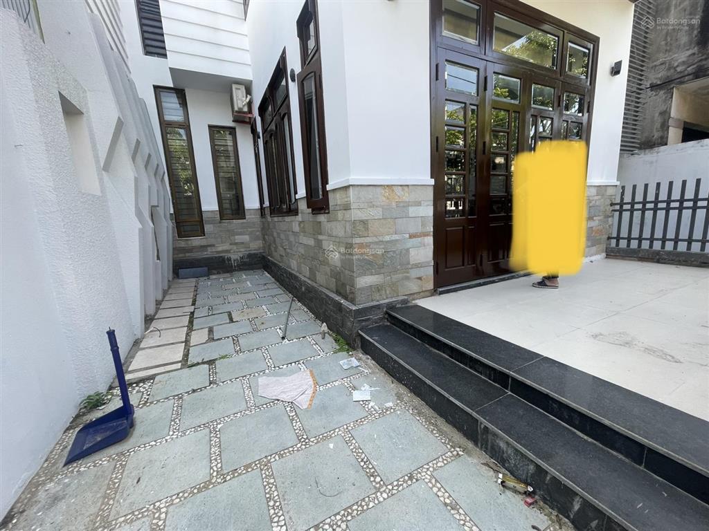 Cho thuê nhà 4 tầng mt đường đặng văn ngữ sát ngay chợ cẩm lệ bề ngang 10m
giá 25tr/tháng