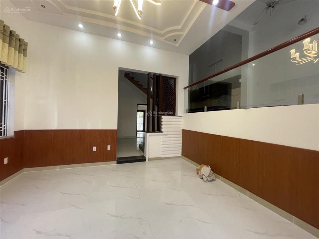 Cho thuê nhà 4 tầng mt đường đặng văn ngữ sát ngay chợ cẩm lệ bề ngang 10m
giá 25tr/tháng