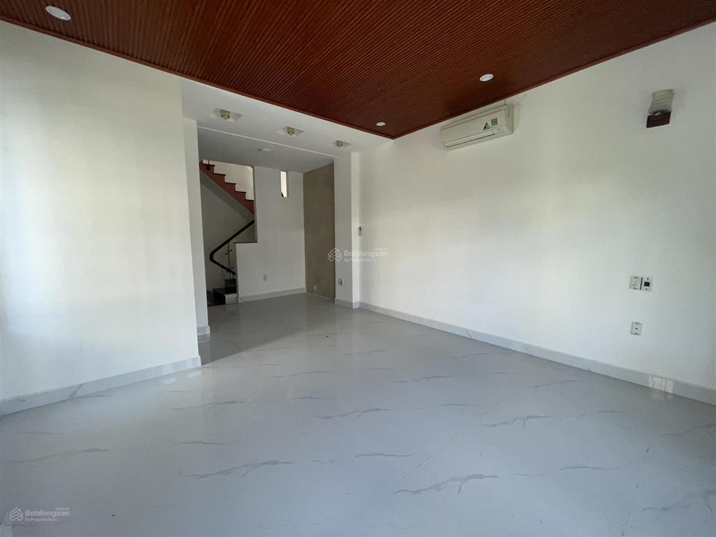 Cho thuê nhà 4 tầng mt đường đặng văn ngữ sát ngay chợ cẩm lệ bề ngang 10m
giá 25tr/tháng