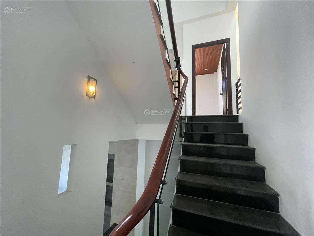 Cho thuê nhà 4 tầng mt đường đặng văn ngữ sát ngay chợ cẩm lệ bề ngang 10m
giá 25tr/tháng