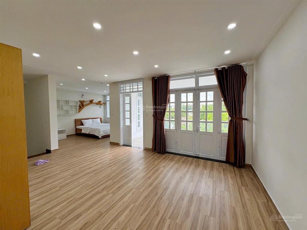 Cho nhà mt ngũ hành sơn sát khu an thượng
dt 110m x 3 tầng