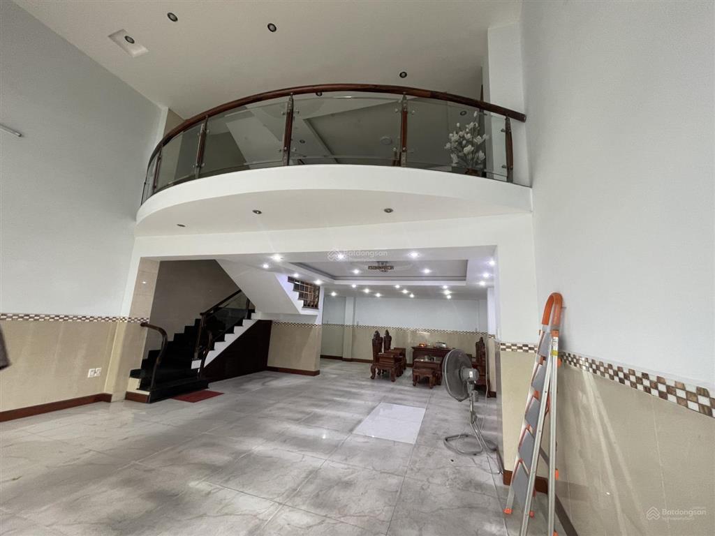 Nc cho thuê nhà 3,5 tầng mt gần đống đa, quận hải châu
dt đất 90m ngang 6m
giá 30tr
tân