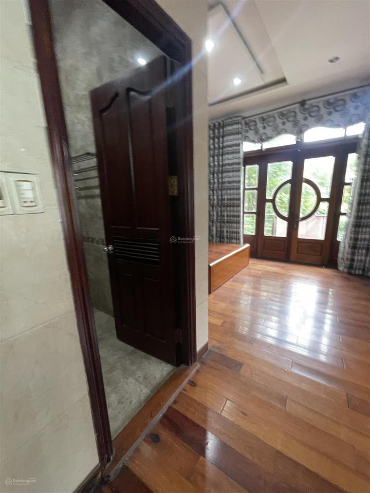 Nc cho thuê nhà 3,5 tầng mt gần đống đa, quận hải châu
dt đất 90m ngang 6m
giá 30tr
tân