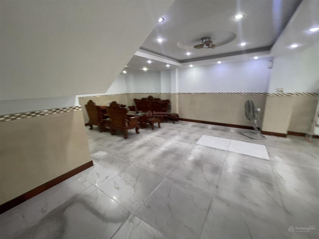 Nc cho thuê nhà 3,5 tầng mt gần đống đa, quận hải châu
dt đất 90m ngang 6m
giá 30tr
tân