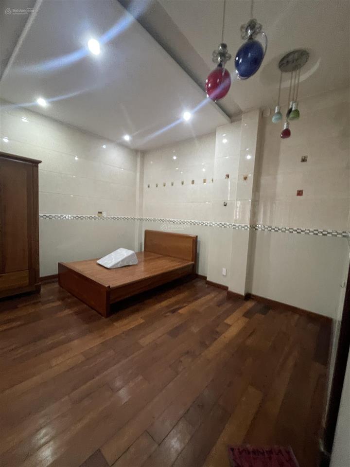 Nc cho thuê nhà 3,5 tầng mt gần đống đa, quận hải châu
dt đất 90m ngang 6m
giá 30tr
tân