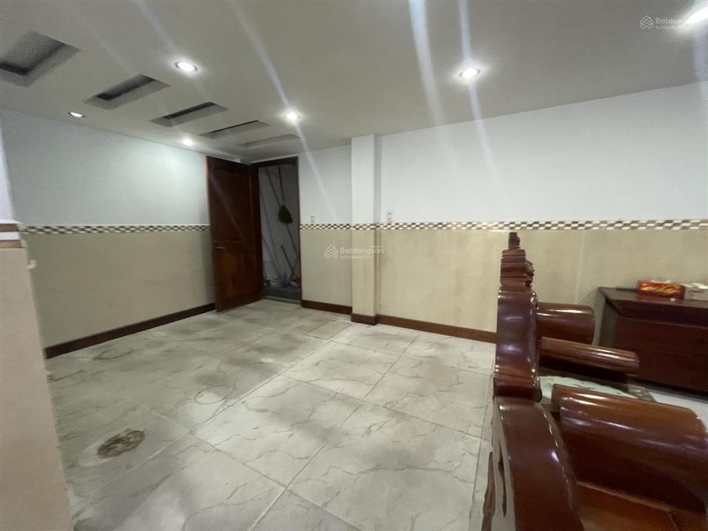Nc cho thuê nhà 3,5 tầng mt gần đống đa, quận hải châu
dt đất 90m ngang 6m
giá 30tr
tân