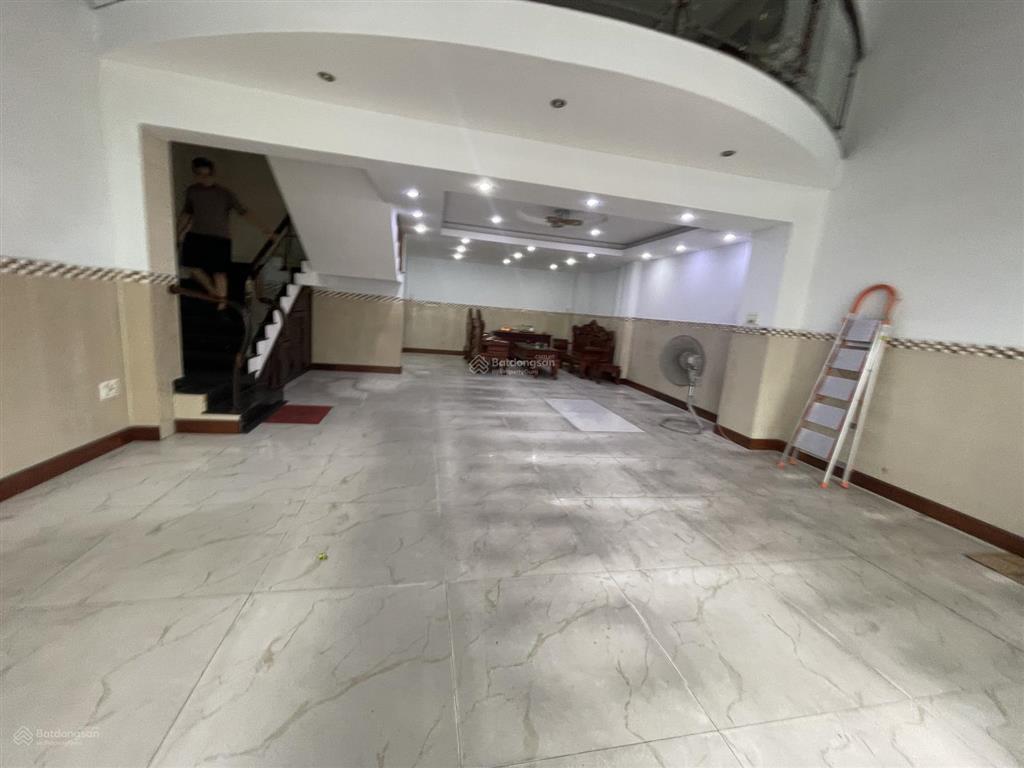 Nc cho thuê nhà 3,5 tầng mt gần đống đa, quận hải châu
dt đất 90m ngang 6m
giá 30tr
tân