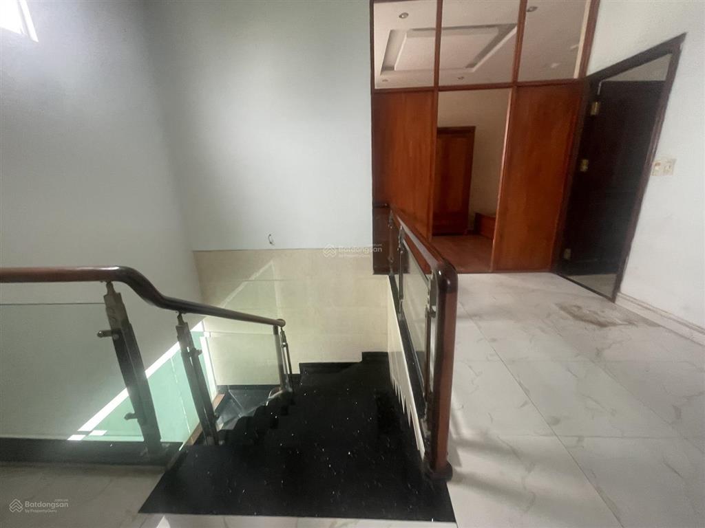 Nc cho thuê nhà 3,5 tầng mt gần đống đa, quận hải châu
dt đất 90m ngang 6m
giá 30tr
tân
