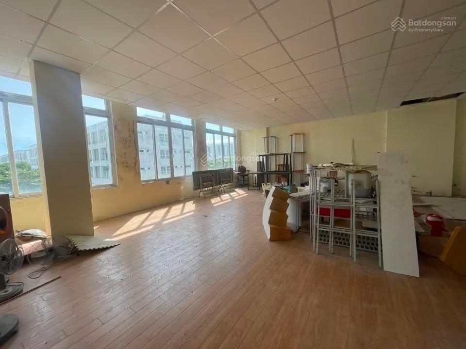 Nccho thuê văn phòng có thang máy gần đường nguyễn sinh sắc
dt 300m2
giá 20tr tháng
vp tr