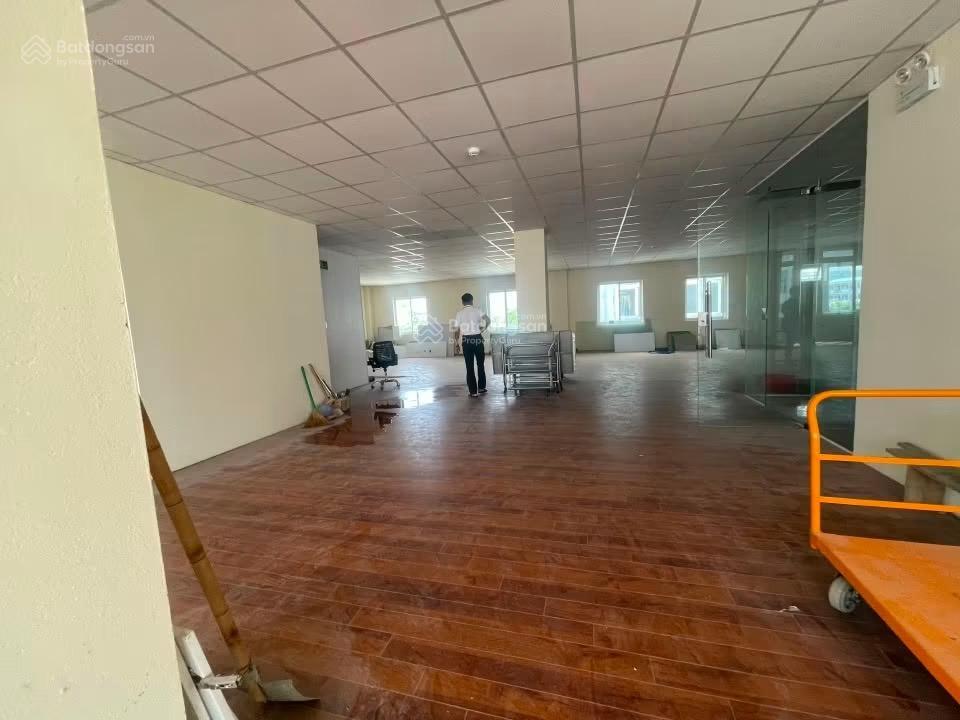 Nccho thuê văn phòng có thang máy gần đường nguyễn sinh sắc
dt 300m2
giá 20tr tháng
vp tr