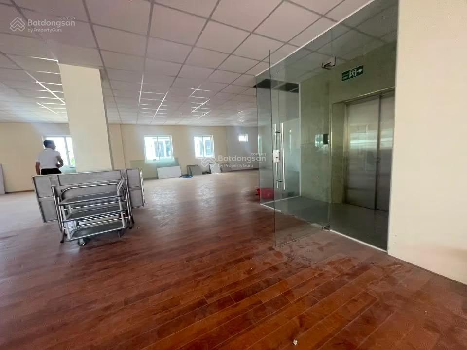 Nccho thuê văn phòng có thang máy gần đường nguyễn sinh sắc
dt 300m2
giá 20tr tháng
vp tr