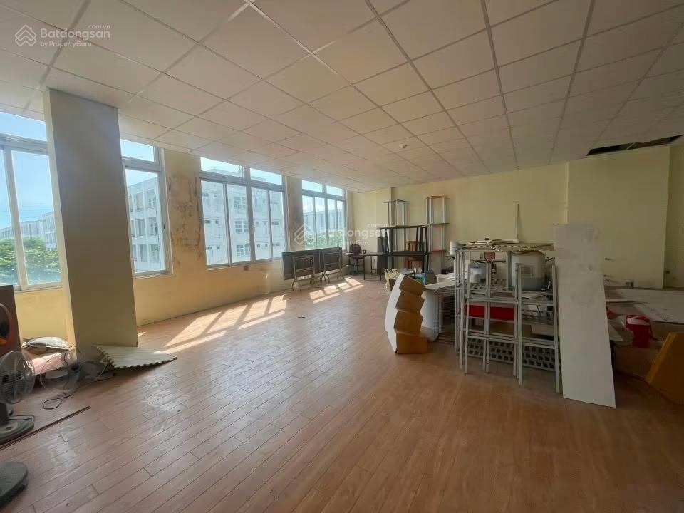 Nccho thuê văn phòng có thang máy gần đường nguyễn sinh sắc
dt 300m2
giá 20tr tháng
vp tr
