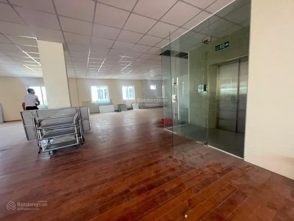 Nccho thuê văn phòng có thang máy gần đường nguyễn sinh sắc
dt 300m2
giá 20tr tháng
vp tr