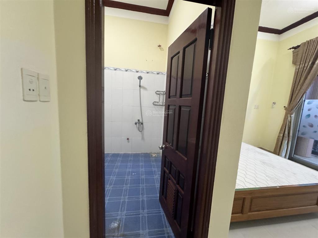 Cho thuê nhà sân rộng rãi khu nại hiên đông, sơn trà. dt 160m2 x2,5 tầng. có gara để xe trong nhà