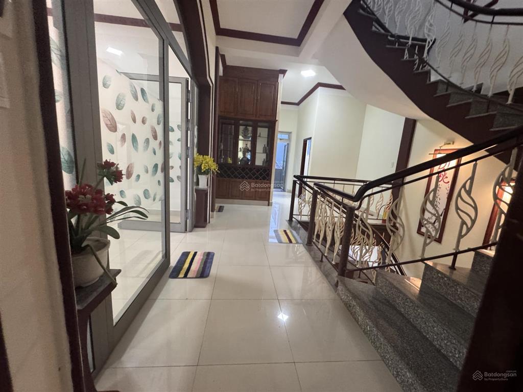 Cho thuê nhà sân rộng rãi khu nại hiên đông, sơn trà. dt 160m2 x2,5 tầng. có gara để xe trong nhà
