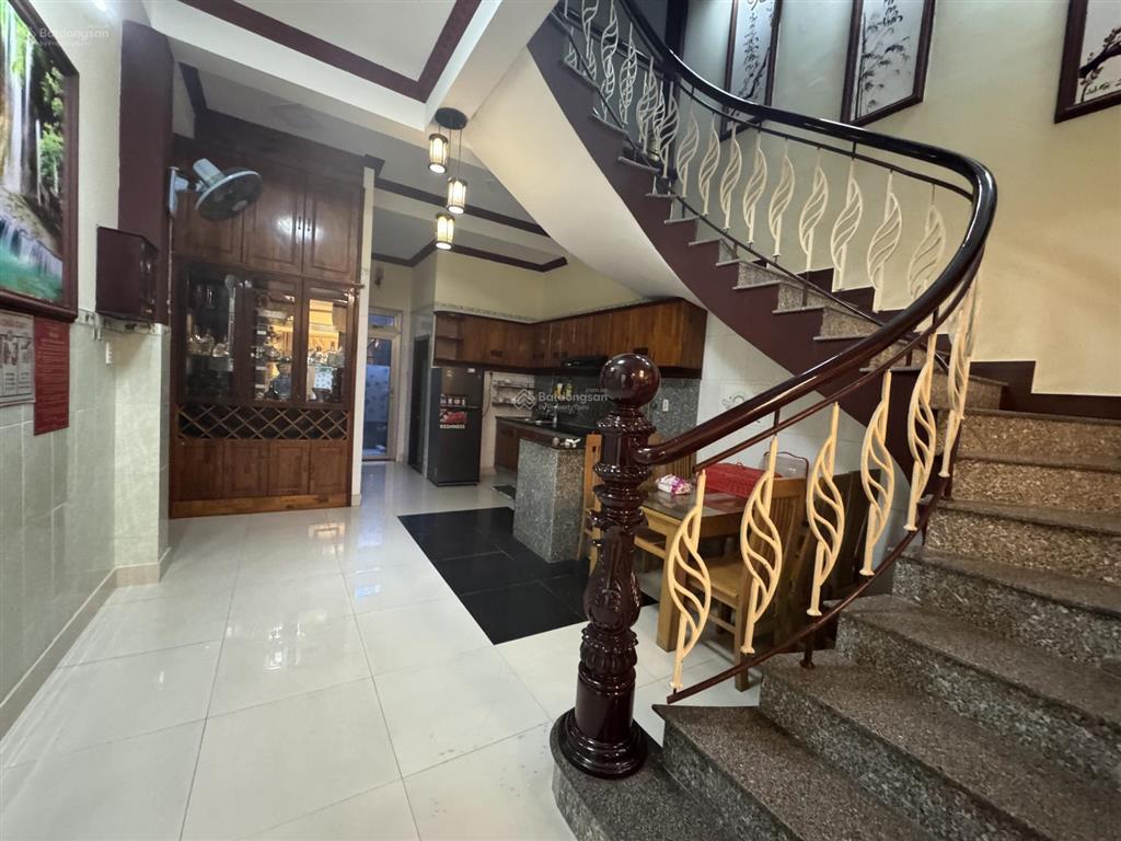 Cho thuê nhà sân rộng rãi khu nại hiên đông, sơn trà. dt 160m2 x2,5 tầng. có gara để xe trong nhà