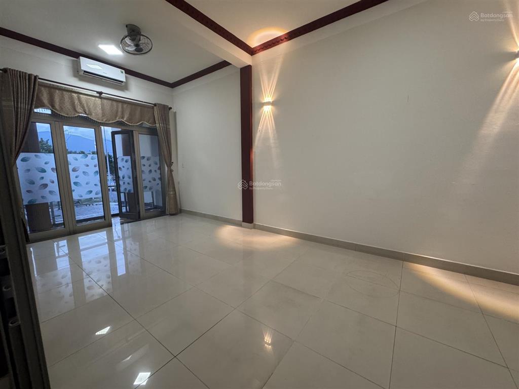 Cho thuê nhà sân rộng rãi khu nại hiên đông, sơn trà. dt 160m2 x2,5 tầng. có gara để xe trong nhà