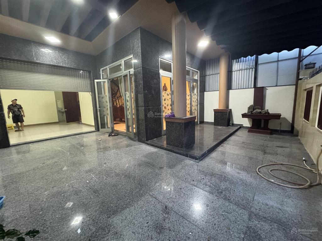 Cho thuê nhà sân rộng rãi khu nại hiên đông, sơn trà. dt 160m2 x2,5 tầng. có gara để xe trong nhà