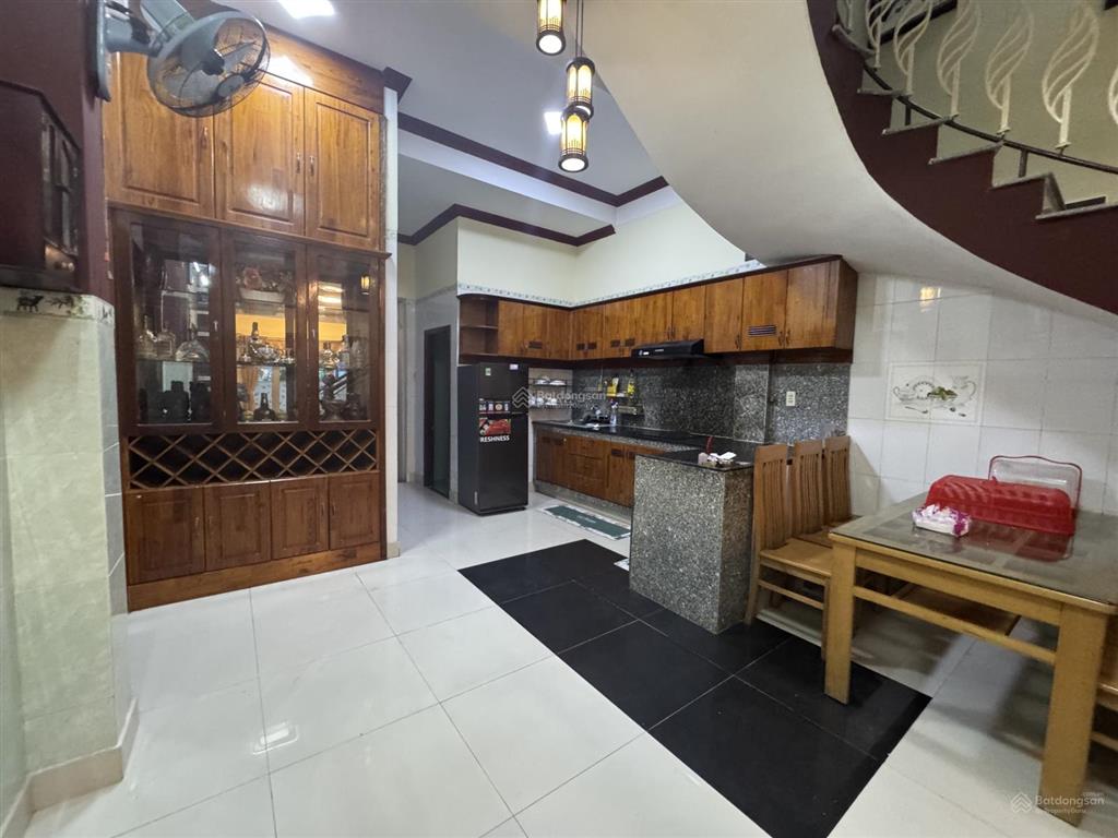Cho thuê nhà sân rộng rãi khu nại hiên đông, sơn trà. dt 160m2 x2,5 tầng. có gara để xe trong nhà