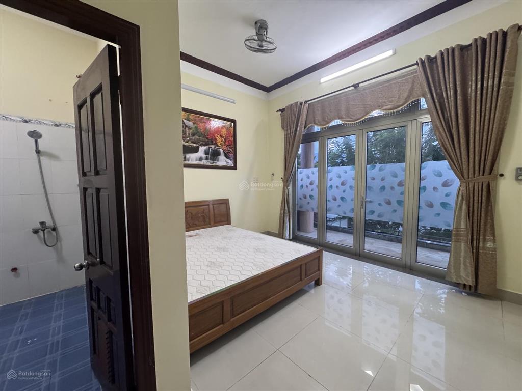 Cho thuê nhà sân rộng rãi khu nại hiên đông, sơn trà. dt 160m2 x2,5 tầng. có gara để xe trong nhà