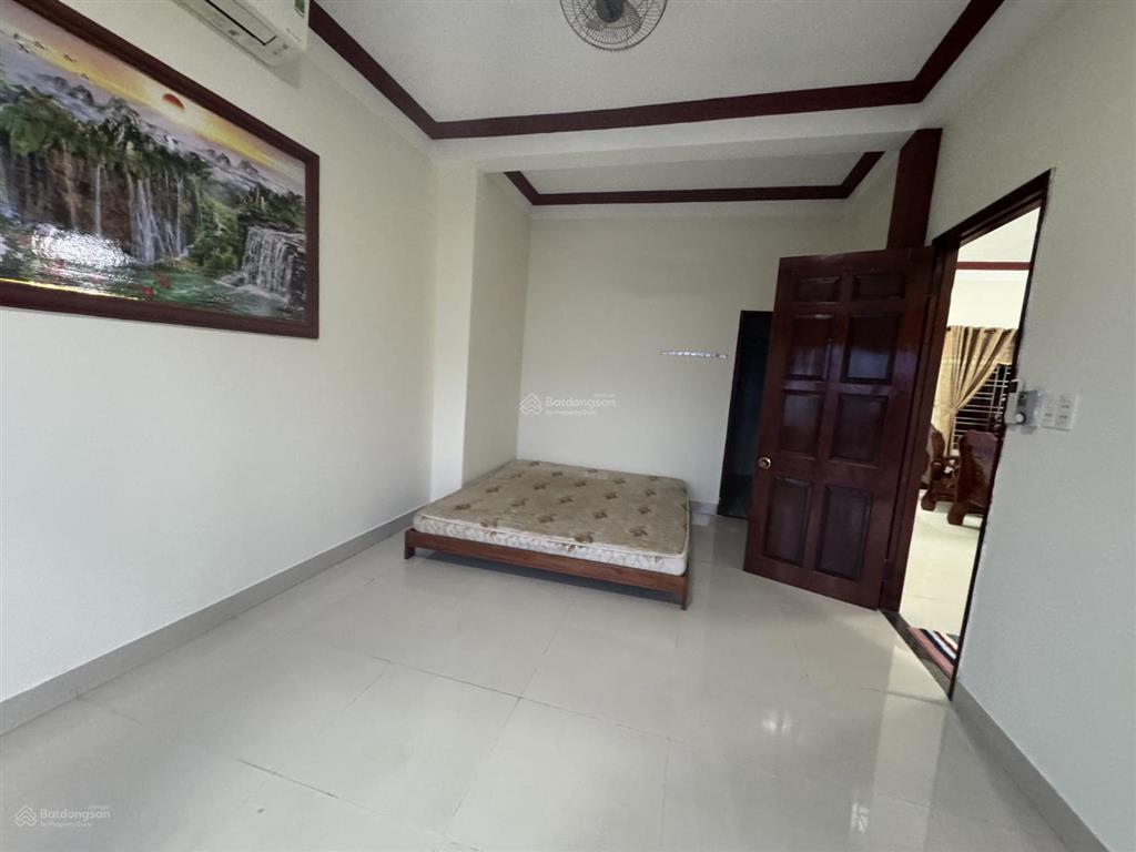 Cho thuê nhà sân rộng rãi khu nại hiên đông, sơn trà. dt 160m2 x2,5 tầng. có gara để xe trong nhà