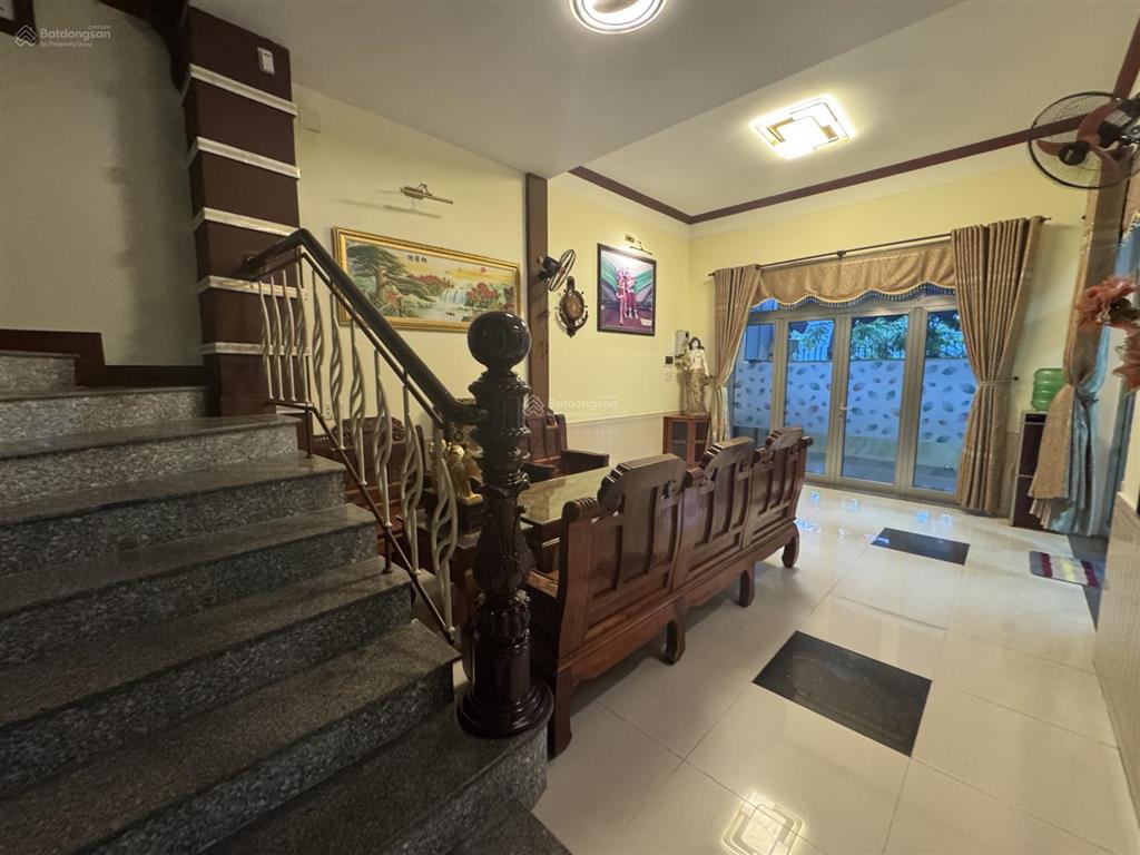 Cho thuê nhà sân rộng rãi khu nại hiên đông, sơn trà. dt 160m2 x2,5 tầng. có gara để xe trong nhà