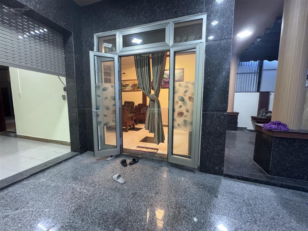 Cho thuê nhà sân rộng rãi khu nại hiên đông, sơn trà. dt 160m2 x2,5 tầng. có gara để xe trong nhà