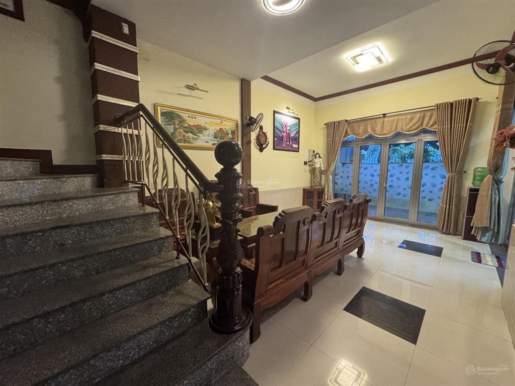 Cho thuê nhà sân rộng rãi khu nại hiên đông, sơn trà. dt 160m2 x2,5 tầng. có gara để xe trong nhà