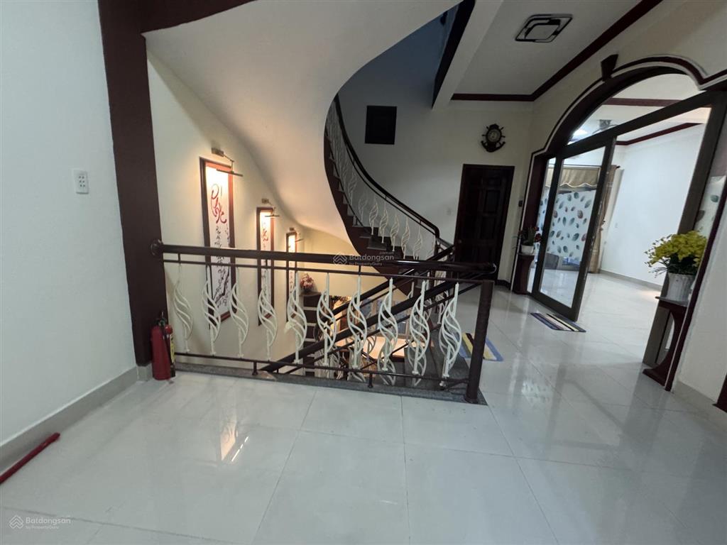 Cho thuê nhà sân rộng rãi khu nại hiên đông, sơn trà. dt 160m2 x2,5 tầng. có gara để xe trong nhà