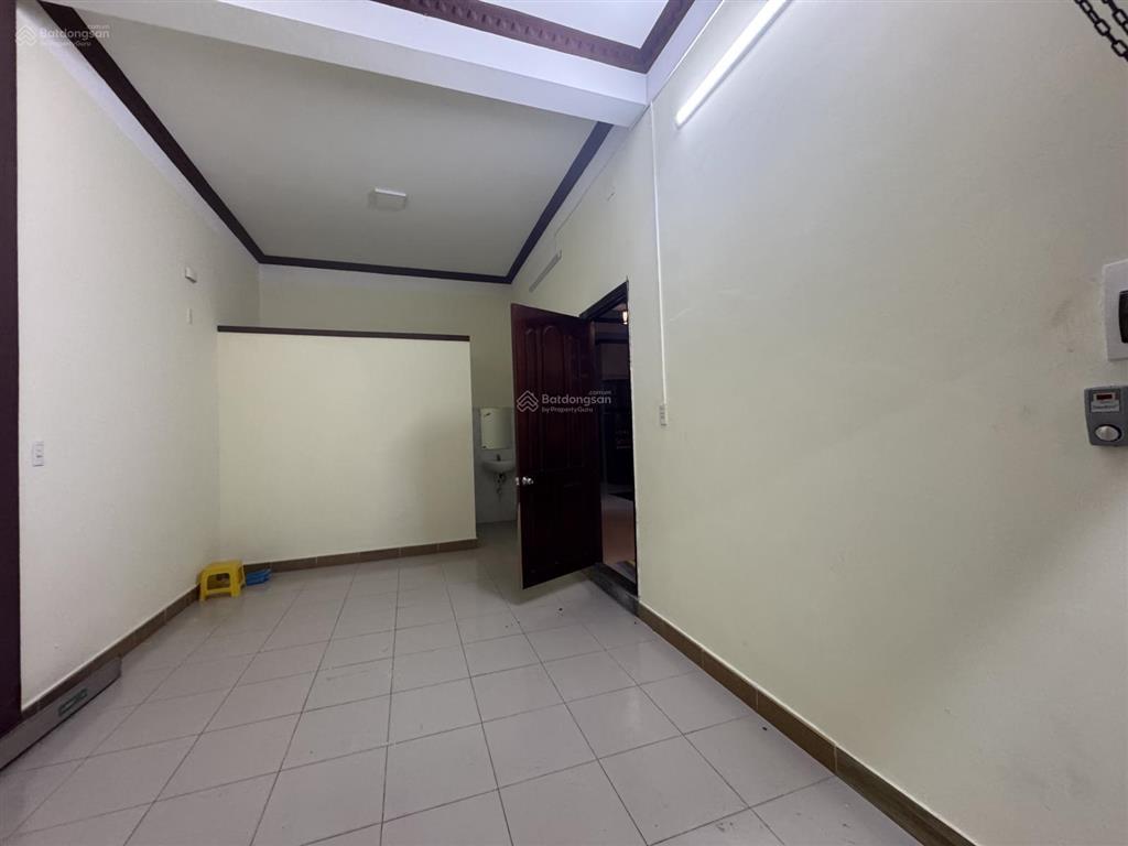 Cho thuê nhà sân rộng rãi khu nại hiên đông, sơn trà. dt 160m2 x2,5 tầng. có gara để xe trong nhà