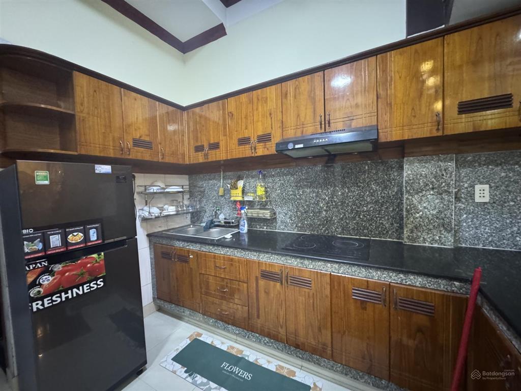 Cho thuê nhà sân rộng rãi khu nại hiên đông, sơn trà. dt 160m2 x2,5 tầng. có gara để xe trong nhà