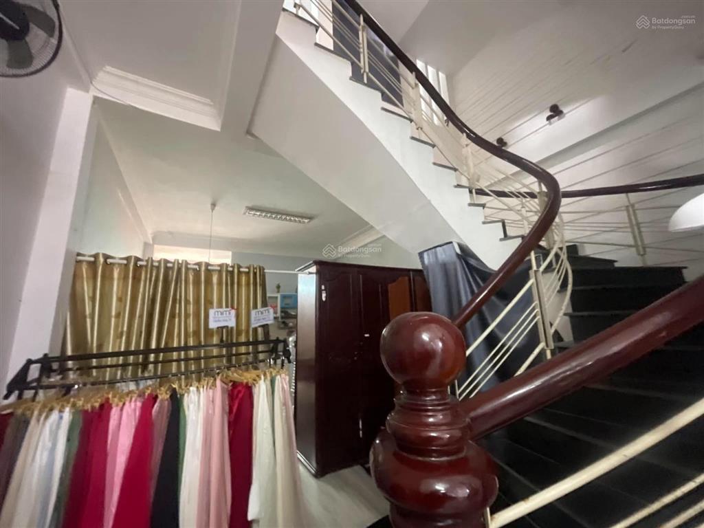 Cho thuê nhà trục ngay trần bạch đằng nối dài thông ra hồ nghinh
dt 100m x 3 tầng
3 phòng