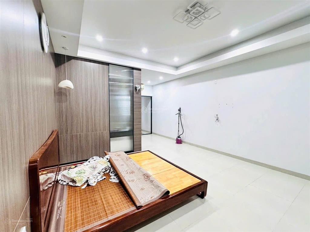 Cho thuê nhà 2 tầng mt hòa cường, gần ngay đường 30 tháng 4, diện tích 105m/tầng tổng khoả