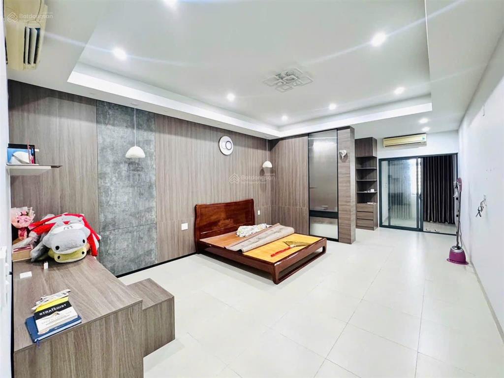 Cho thuê nhà 2 tầng mt hòa cường, gần ngay đường 30 tháng 4, diện tích 105m/tầng tổng khoả