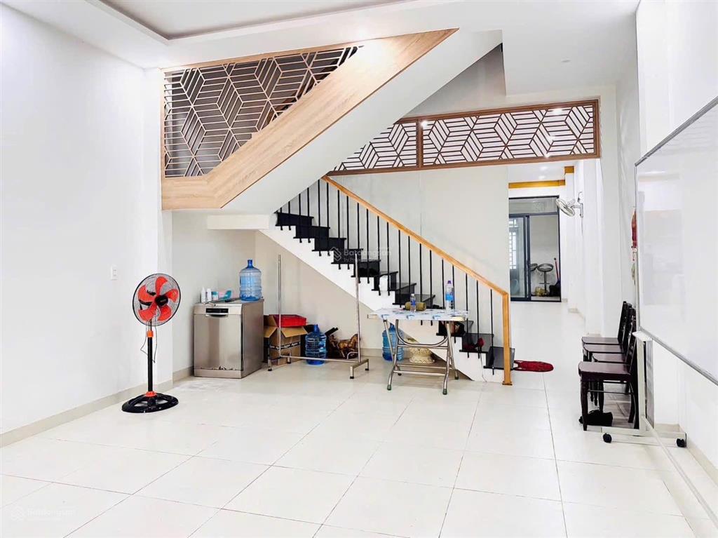 Cho thuê nhà 2 tầng mt hòa cường, gần ngay đường 30 tháng 4, diện tích 105m/tầng tổng khoả