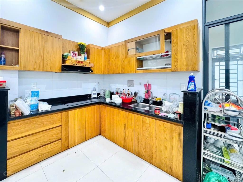 Cho thuê nhà 2 tầng mt hòa cường, gần ngay đường 30 tháng 4, diện tích 105m/tầng tổng khoả