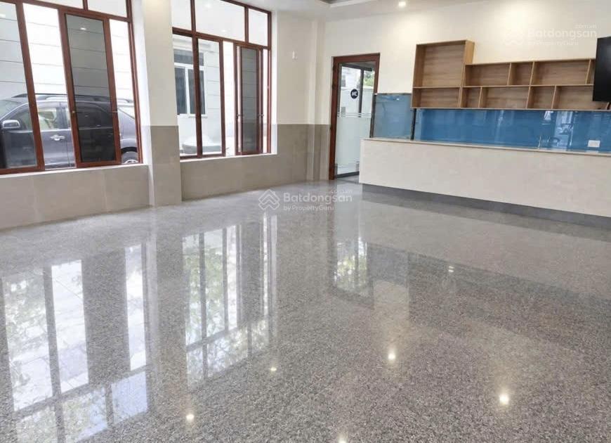 Ncc  cho thuê mặt bằng lô góc mỹ an gần đh kinh tế
 dt 105m2. ngang 7m
 mặt bằng trống lô góc 2