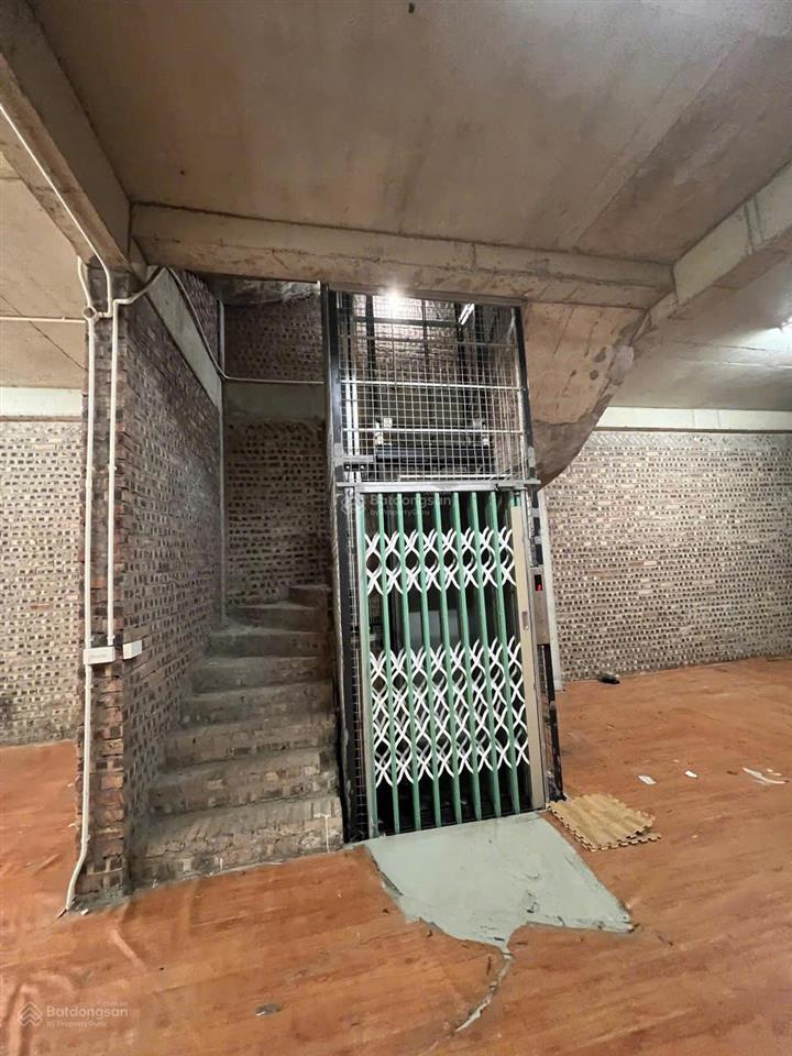 Chính chủ cho thuê 120m2 khu c có sẵn thang tời, điện nước giá 13tr/tháng