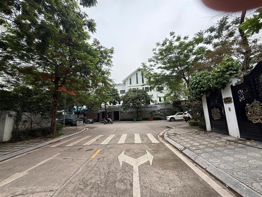 Cho thuê nguyên căn biệt thự khu c geleximco gần 300m2 nhà thô giá siêu hạt dẻ