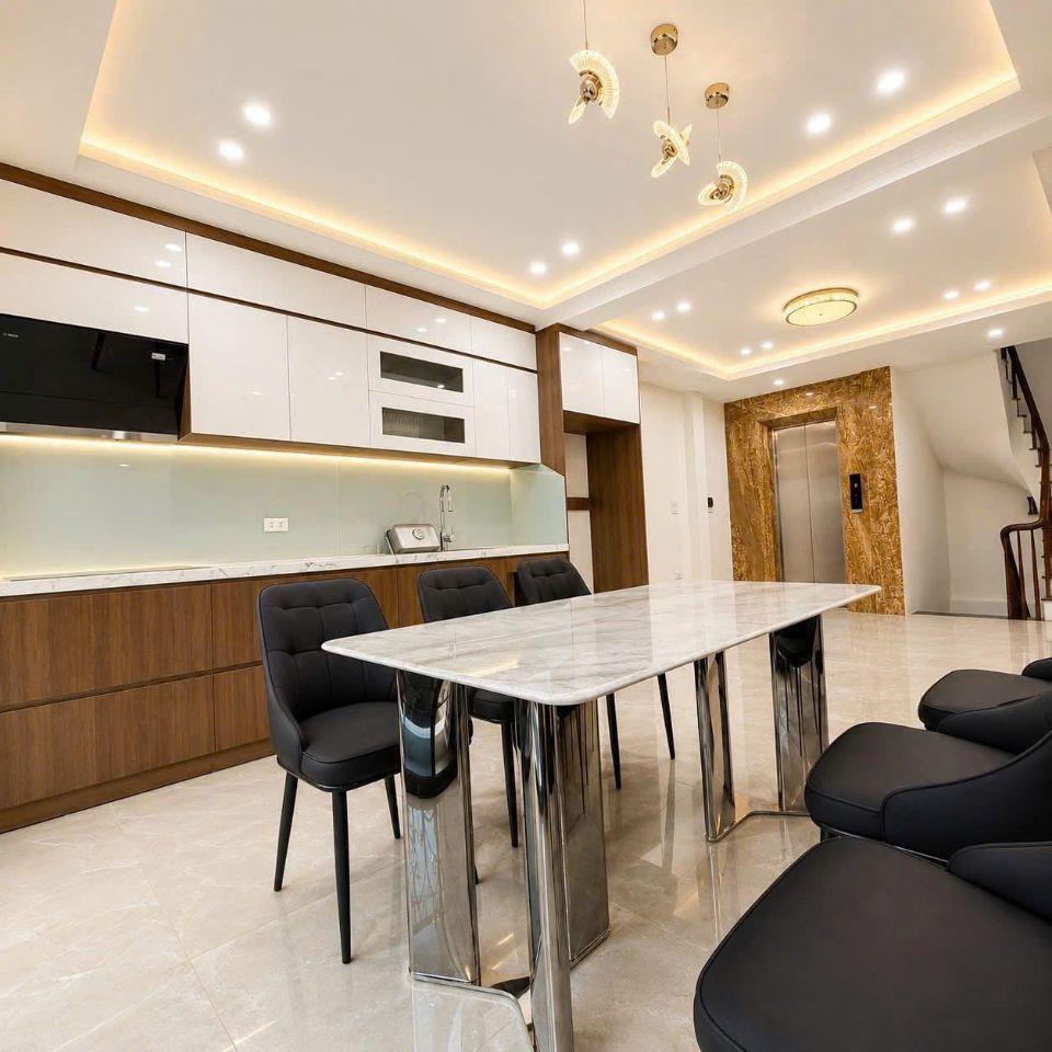 Nhà mới 40m2*7T- 16.8 tỷ- Gara thang máy- Full nội thất- Ngõ thông 30m ra mặt phố Hoàng Văn Thái- Phường Phương Mai