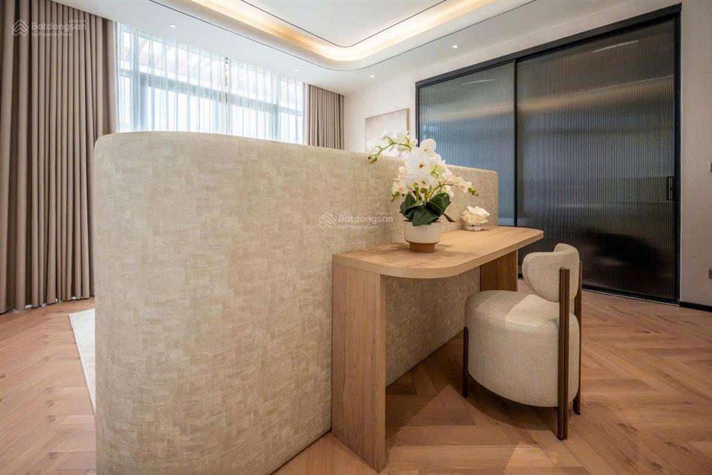 Bán biệt thự gần quận 1  giá 25 tỷ. dt đất 200m2 (10x20) xd đầy đủ nội thất cao cấp mới tinh