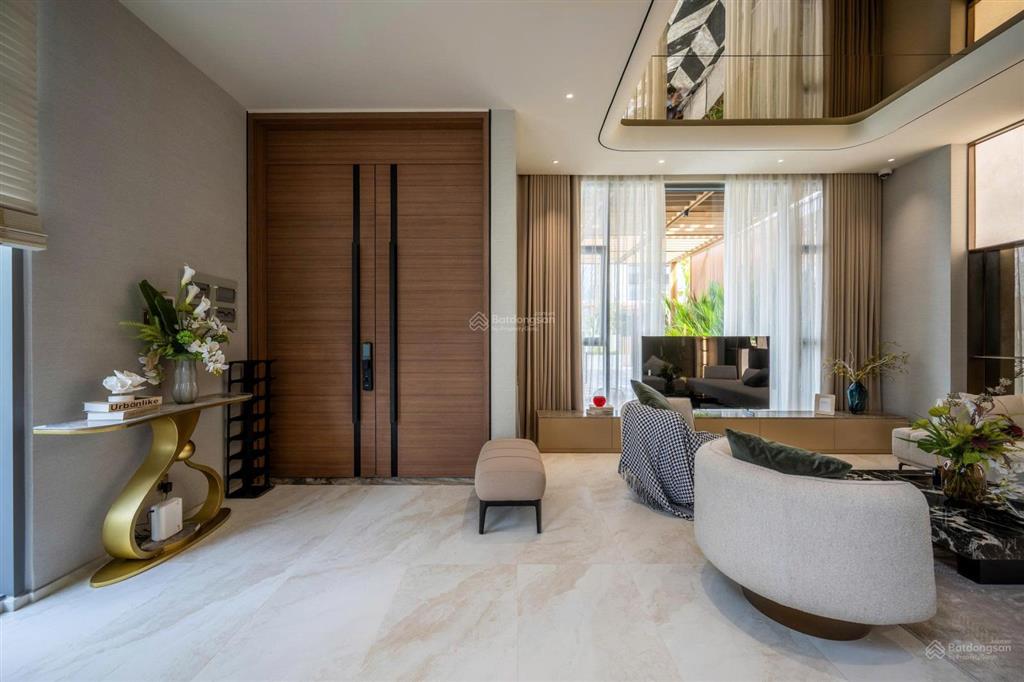Bán biệt thự gần quận 1  giá 25 tỷ. dt đất 200m2 (10x20) xd đầy đủ nội thất cao cấp mới tinh