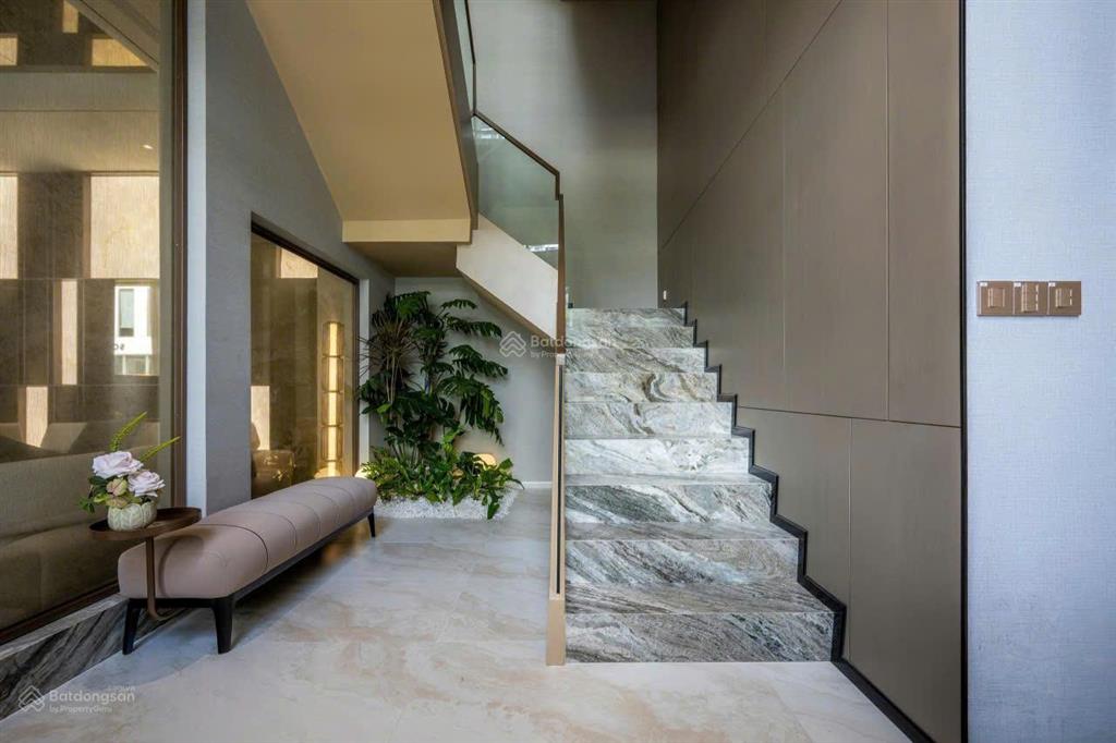 Bán biệt thự gần quận 1  giá 25 tỷ. dt đất 200m2 (10x20) xd đầy đủ nội thất cao cấp mới tinh