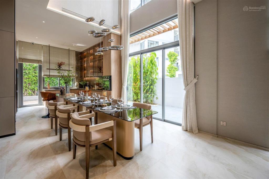 Bán biệt thự gần quận 1  giá 25 tỷ. dt đất 200m2 (10x20) xd đầy đủ nội thất cao cấp mới tinh