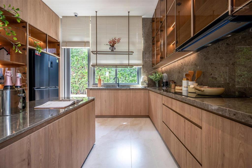 Bán biệt thự gần quận 1, dt đất 208m2 3 tầng khu compound cao cấp giá 28 tỷ vào ở ngay