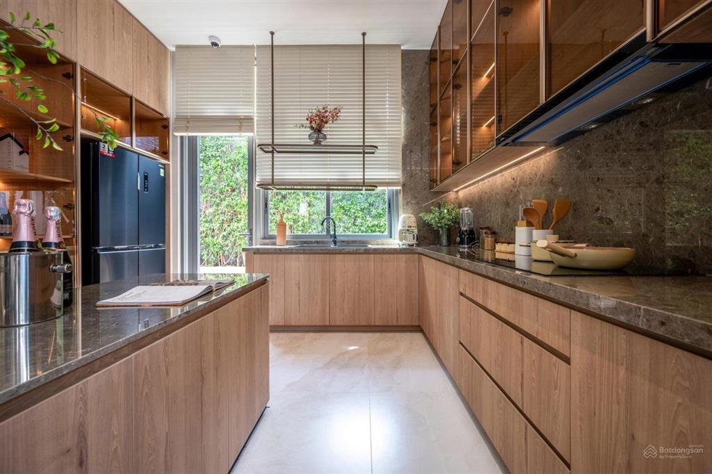 Bán biệt thự gần quận 1, dt đất 208m2 3 tầng khu compound cao cấp giá 28 tỷ vào ở ngay