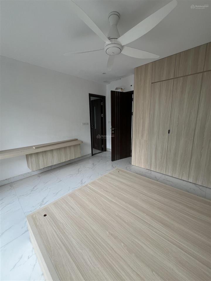 Chính chủ cho thuê căn góc sân vườn. 120 m2. mới tinh, vừa hoàn thiện xong