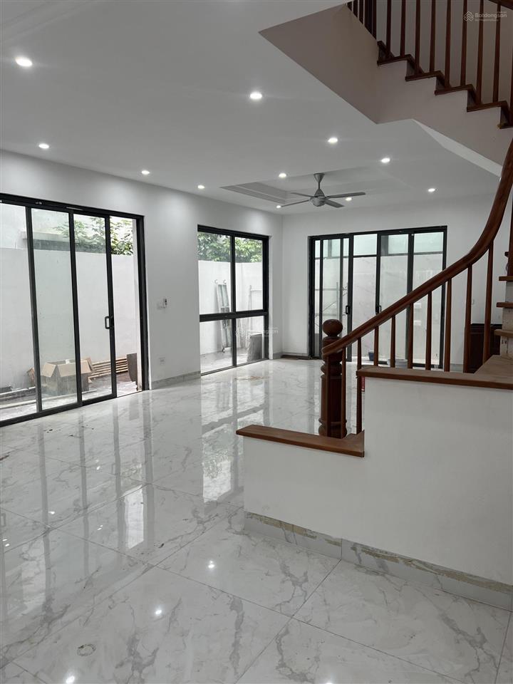 Chính chủ cho thuê căn góc sân vườn. 120 m2. mới tinh, vừa hoàn thiện xong