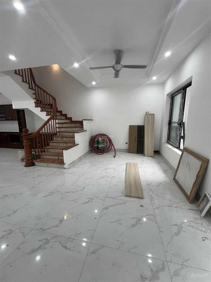 Chính chủ cho thuê căn góc sân vườn. 120 m2. mới tinh, vừa hoàn thiện xong
