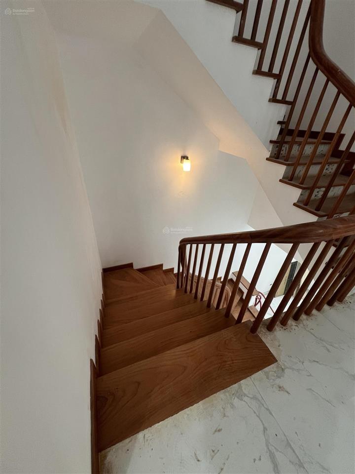 Chính chủ cho thuê căn góc sân vườn. 120 m2. mới tinh, vừa hoàn thiện xong
